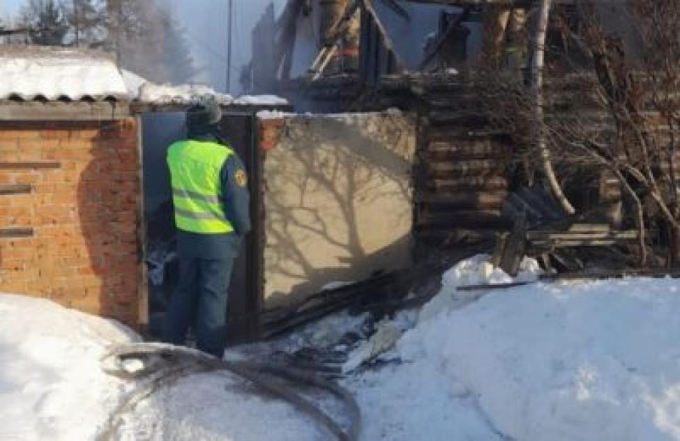 В Бердске в среду загорелся частный дом на двух хозяев