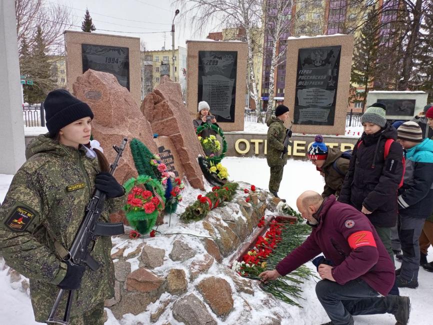 Чествовать солдата. Фото военных белоруссии. Чествование военнослужащих увольняемых в запас 2022. Памятник защитникам. Аллея памяти.