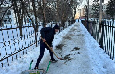 Депутат бердского совета депутатов лично привел в порядок тротуар в Бердске
