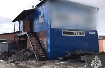 Кровля здания сгорела вчера в Бердске