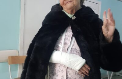 78-летняя пенсионерка сломала руку, поскользнувшись на тротуаре в Бердске