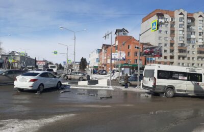 Маршрутка столкнулась с автомобилем «Хендай Солярис» в Бердске