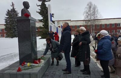Памятник Герою социалистического труда Льву Максимову открыли в Бердске