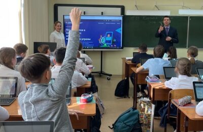 Школьникам Новосибирской области на «Уроках цифры» расскажут, что прячется в смартфоне?