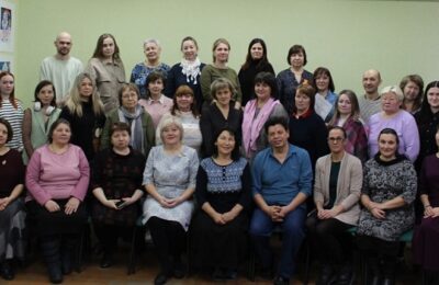 Работники культуры Бердска принимают поздравления от директора ДХШ «Весна» Татьяны Юдинцевой