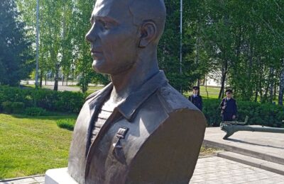 Бюст Героя России Алмаза Сафина, который окончил Бердский политех, установили на его родине