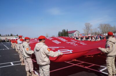 Юнармейцы из Бердска развернули Знамя Победы на митинге в военном гарнизоне Новосибирска