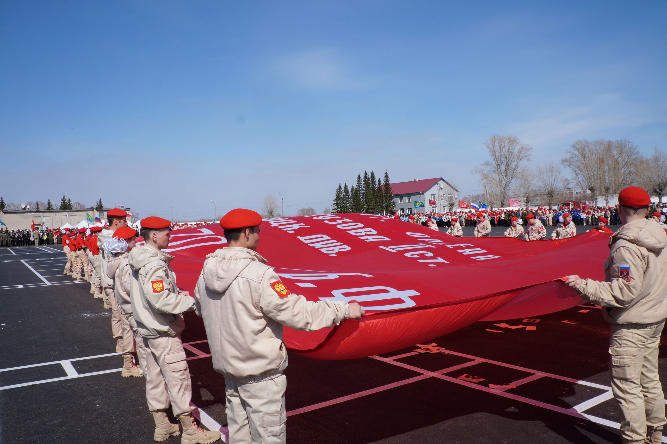 Юнармейцы из Бердска развернули Знамя Победы на митинге в военном гарнизоне  Новосибирска - Бердские новости