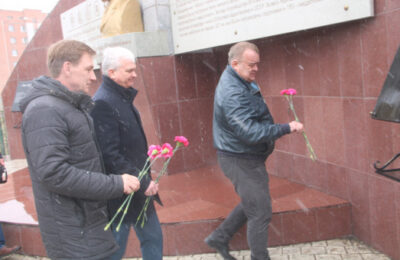 Цветы возложили к мемориальным доскам бердчан, которые прославили Бердск