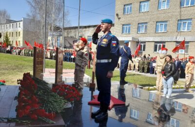 «Это наши ребята!» — бердчане возложили цветы к мемориалу героям-разведчикам