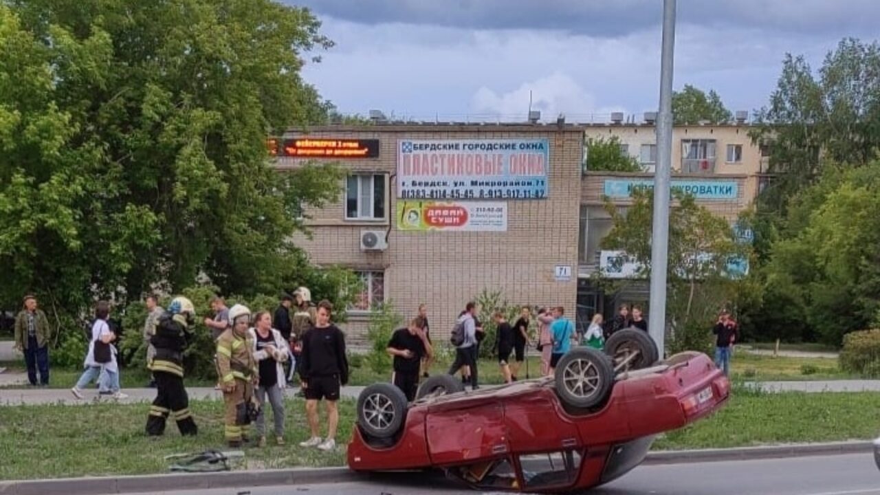 Красный автомобиль перевернулся в районе остановки 