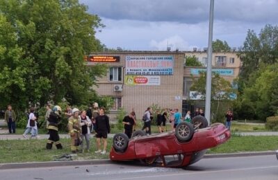 Красный автомобиль перевернулся в районе остановки «Черёмушки» в Бердске