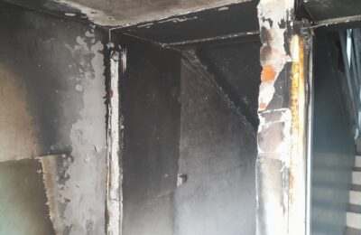 Сгорели коляска и тамбурные двери в многоквартирном доме на улице Гранитной в Бердске