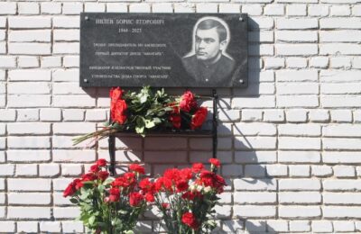 Мемориальную доску в честь Бориса Ивлева разместили на фасаде бердской спортшколы «Авангард»