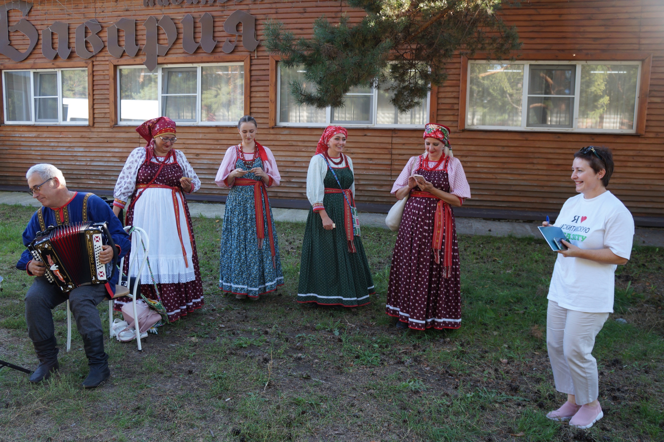 Пели частушки и заплетали 