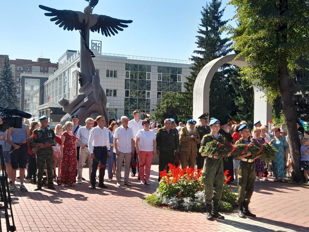 Мужество, стойкость, натиск, успех» - в Бердске отметили День  воздушно-десантных войск - Бердские новости