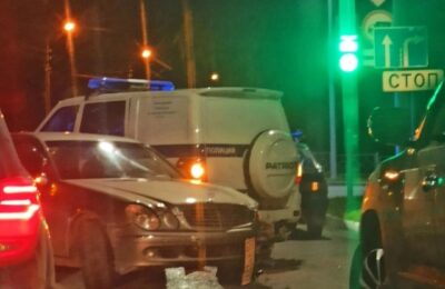 Машина с пьяным водителем врезалась в полицейский автомобиль в Бердске