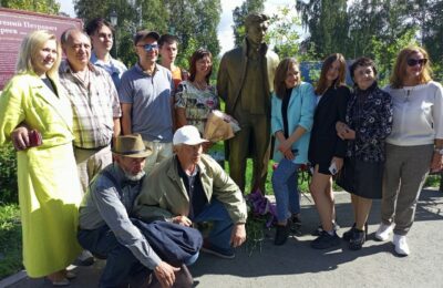Скульптуру поэта Евгения Тареева открыли в субботу в Бердске