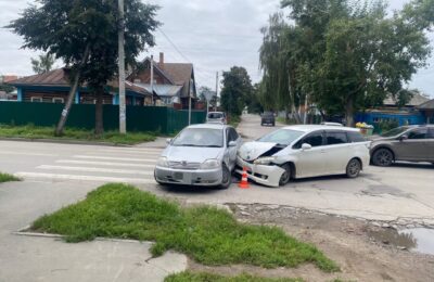 Две иномарки столкнулись сегодня на перекрёстке улиц Ушакова и Маяковского в Бердске