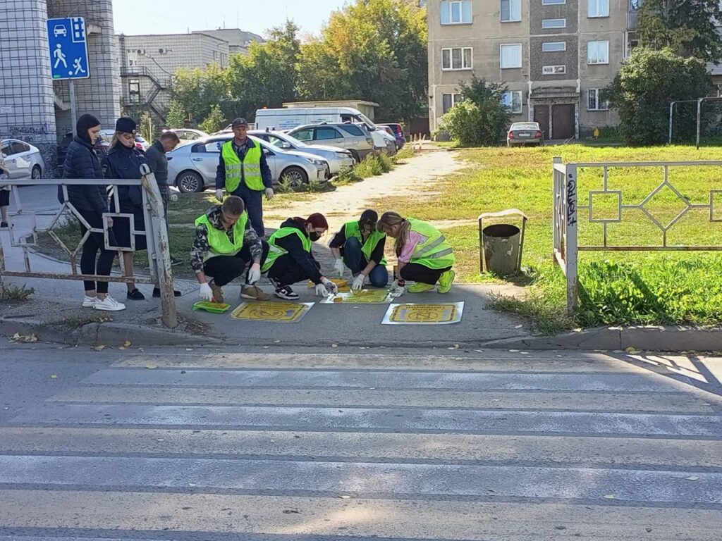 Надписи «Убери телефон» и «Сними наушники» появятся рядом с бердскими  школами - Бердские новости