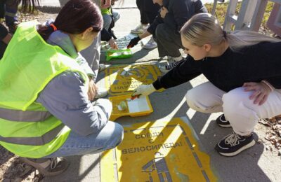 Студенты нанесли предупреждающие надписи на асфальте перед «зебрами» в Бердске