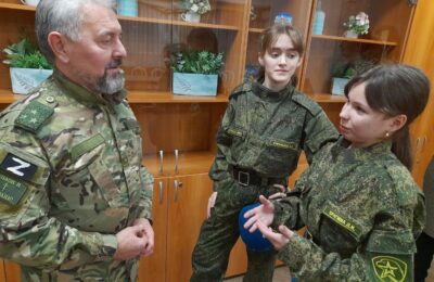 Офицер рассказал юным патриотам из Бердска о профессионализме, мужестве и человечности бойцов на фронте