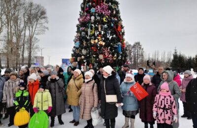 Бердчане у городской елки поздравили земляков на фронте с наступающим Новым годом