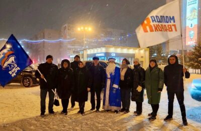 Единороссы в Бердске приходят с новогодними подарками к детям участников спецоперации