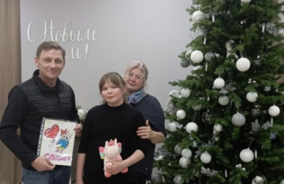 Глава вручил юной бердчанке подарок в рамках акции «Рождественская елка желаний»