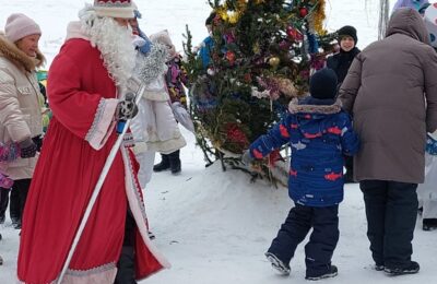 Дед Мороз и Снеговики ДК «Родина» водили хороводы во дворах Бердска