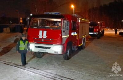 Пожарные МЧС России ликвидировали открытое горение в многоэтажке Бердска