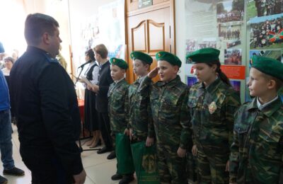 В Православной гимназии Бердска открыли пограничный столб и кадетский класс