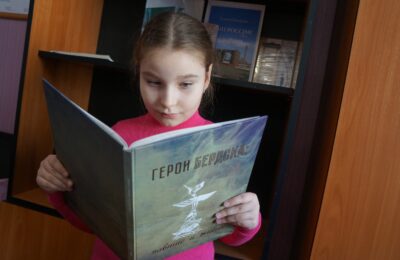 За победу в конкурсе «Наши защитники» второклассница Анастасия Кузнецова получила книгу «Герои Бердска: павшие и живые»