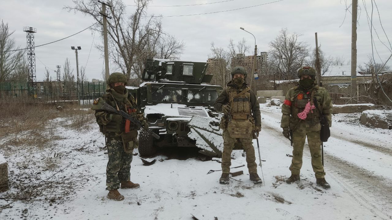 Прямо в руки» - волонтеры «армии добра» передали гуманитарку землякам на  передовой - Бердские новости