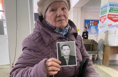 Бердчанка передала танкистам СВО фото своего отца – водителя танка в день выборов Президента РФ
