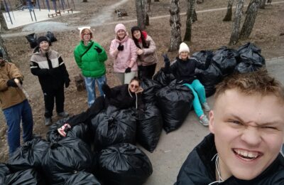 Волонтеры провели субботник в сквере за «Родиной» в Бердске
