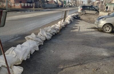 Убирают грязь и ремонтируют дороги в Бердске