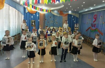 Юные патриоты Бердска с портретами прадедушек в руках спели о войне