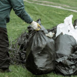 Дачники Бердска не вывозят мусор после субботника на полигон