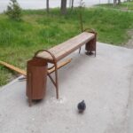 Вандалы в Бердске сломали скамейку на улице Лунной