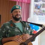 Путешественник с позывным «Бард» спел бердчанам о добре и любви к пограничной службе