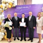 Выпускников-стобалльников по ЕГЭ наградили в правительстве региона