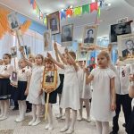 Не смогли сдержать слез зрители на празднике в детском саду №4 “Золотой гребешок” в Бердске