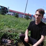Студжент БПК высадил саженцы дубка на микрорайоне в Бердске