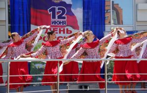 В День России творческие коллективы «Родины» в Бердске подарили бердчанам концерт