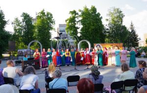 В день русского языка в Бердске читали стихи Пушкина и пели романсы