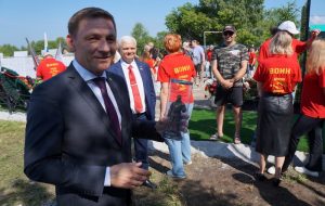 Роман Бурдин вместе с бердчанами открыл Обелиск памяти героев СВО