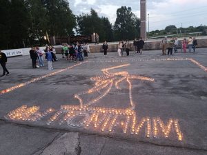 Бердчане создали огненную картину – выложили свечами Родину-мать