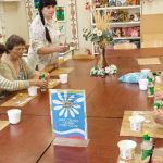 В клубе “Прогресс” бердчане сделали брошь-ромашку на память