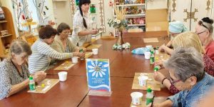 В клубе “Прогресс” бердчане сделали брошь-ромашку на память